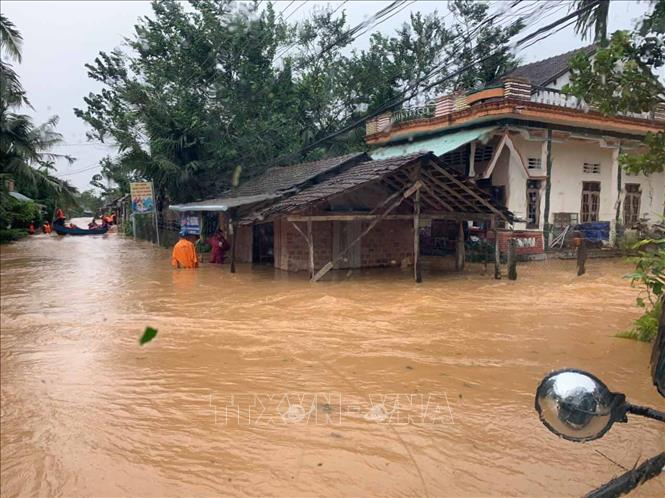Trong ảnh: Nhà dân và nhiều tuyến đường tại huyện An Lão bị ngập và chia cắt. Ảnh: Bá Quyền – TTXVN phát