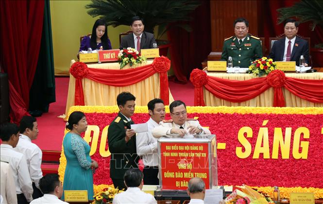 Trong ảnh: Các đại biểu ủng hộ đồng bào các tỉnh miền Trung khắc phục hậu quả do bão lũ gây ra. Ảnh: Công Thử - TTXVN