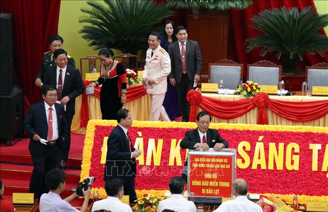 Trong ảnh: Các đại biểu ủng hộ đồng bào các tỉnh miền Trung khắc phục hậu quả lũ lụt. Ảnh: Công Thử - TTXVN