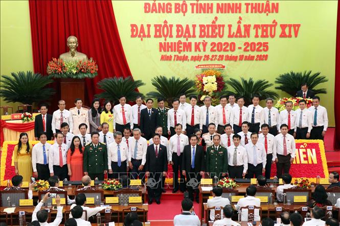 Trong ảnh: Ban Chấp hành Đảng bộ tỉnh Ninh Thuận khóa XIV, nhiệm kỳ 2020 - 2025 ra mắt Đại hội. Ảnh: Công Thử - TTXVN
