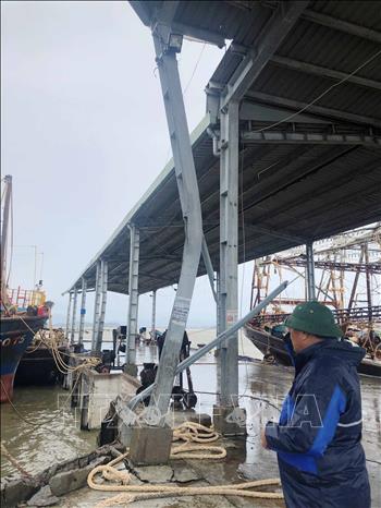 Trong ảnh: Gió bão làm 3 tàu vỏ thép bị đứt neo trôi tự do, đâm vào cầu cảng cá Đề Gi gây hư hỏng. Ảnh: Nguyên Linh – TTXVN