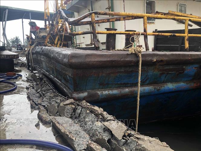 Trong ảnh: Gió bão làm 6 tàu vỏ thép bị đứt neo trôi tự do, đâm vào cầu cảng cá Đề Gi gây hư hỏng. Ảnh: Nguyên Linh – TTXVN