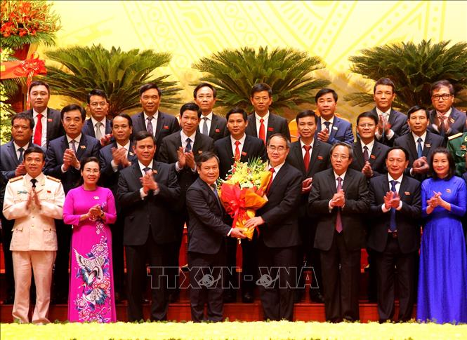 Trong ảnh: Đồng chí Nguyễn Thiện Nhân tặng hoa Ban Chấp hành Đảng bộ tỉnh Quảng Bình nhiệm kỳ  2020 - 2025.  Ảnh: Văn Tý-TTXVN