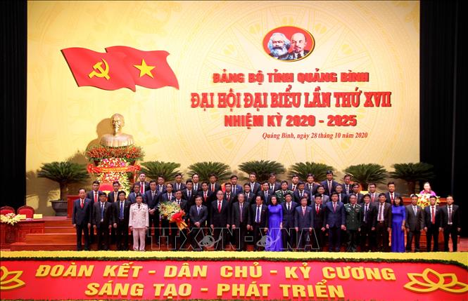 Trong ảnh: Đồng chí Nguyễn Thiện Nhân tặng hoa Ban Chấp hành Đảng bộ tỉnh Quảng Bình nhiệm kỳ 2020-2025.  Ảnh: Văn Tý-TTXVN