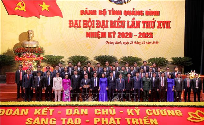 Trong ảnh: Ban Chấp hành Đảng bộ tỉnh Quảng Bình nhiệm kỳ 2020-2025 ra mắt Đại hội.  Ảnh: Văn Tý-TTXVN
