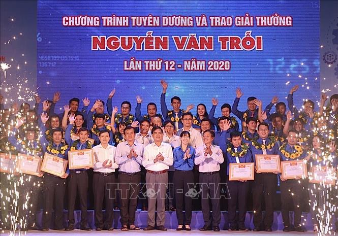 Giải thưởng Nguyễn Huệ được coi là danh hiệu cao quý và ghi dấu ấn trong lịch sử. Xem hình ảnh liên quan để tìm hiểu về những người của đất nước Việt Nam đã đạt được giải thưởng này.