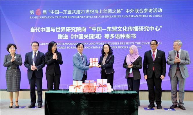 Phó Viện trưởng Viện Nghiên cứu Trung Quốc và thế giới đương đại Dương Bình tặng nhiều loại sách nghiên cứu được in ấn bằng ngôn ngữ các nước ASEAN cho “Trung tâm nghiên cứu truyền bá văn hóa Trung Quốc-ASEAN”. Ảnh: Vĩnh Hà – Phóng viên TTXVN tại Trung Quốc.


