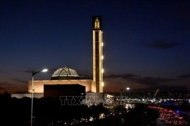 Trong ảnh: Quang cảnh nhà thờ Hồi giáo lớn Algiers tại thủ đô Algiers, Algeria tối 27/10/2020. Ảnh: Yahoo/TTXVN 