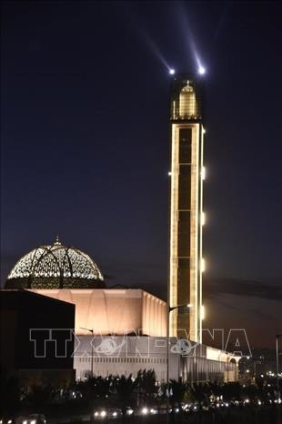 Trong ảnh: Quang cảnh nhà thờ Hồi giáo lớn Algiers tại thủ đô Algiers, Algeria tối 27/10/2020. Ảnh: AFP/TTXVN 