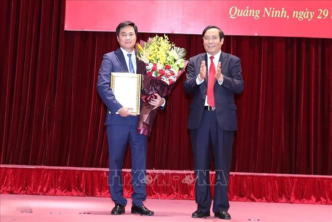 Trong ảnh: Phó Trưởng ban Thường trực Ban Tổ chức Trung ương Nguyễn Thanh Bình (bên phải) trao Quyết định của Ban Bí thư điều động, luân chuyển, chỉ định đồng chí Nguyễn Tường Văn tham gia Ban Chấp hành, Ban Thường vụ và giữ chức Phó Bí thư Tỉnh ủy Quảng Ninh nhiệm kỳ 2020 – 2025. Ảnh: TTXVN phát
