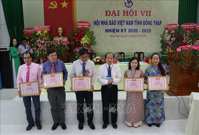 Trong ảnh: Ông Đoàn tấn Bửu – Phó Chủ tịch UBND tỉnh Đồng Tháp trao Bằng khen cho các tập thể, cá nhân trong nhiệm kỳ qua. Ảnh: Nguyễn Văn Trí –TTXVN