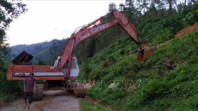 Trong ảnh: Các phương tiện di chuyển vào khu vực sạt lở Trà Leng. Ảnh: Trần Lê Lâm-TTXVN