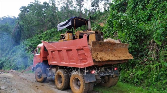 Trong ảnh: Các phương tiện di chuyển vào khu vực sạt lở Trà Leng. Ảnh: Trần Lê Lâm-TTXVN