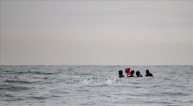 Ngày 29/10/2020, Tổ chức Di cư Quốc tế (IOM) cho biết ít nhất 140 người di cư đã đuối nước trong một vụ đắm tàu chở khoảng 200 người vào tuần trước ở ngoài khơi Senegal. Thông báo của IOM cho biết đây là vụ đắm tàu gây chết người nhiều nhất từ đầu năm tới nay. Trong ảnh: Người di cư chờ được cứu ngoài khơi bờ biển Senegal. Ảnh: DW/ TTXVN 