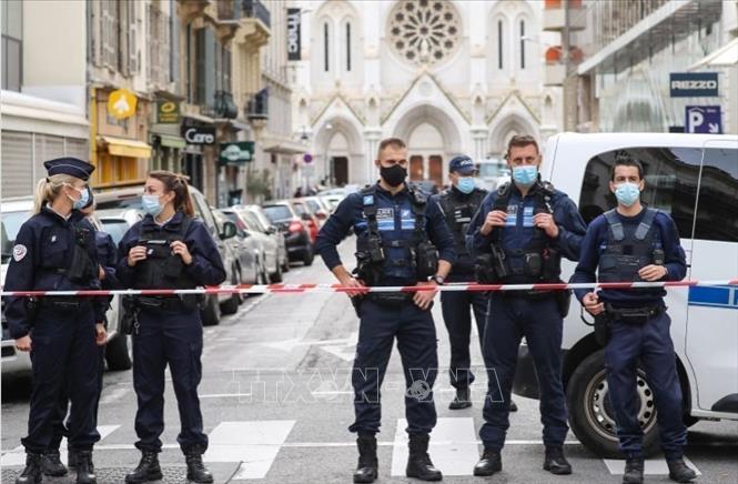 Ba người đã thiệt mạng và một số người bị thương trong vụ tấn công bằng dao xảy ra ngày 29/10/2020 tại một nhà thờ ở thành phố Nice, miền Nam nước Pháp. Hung thủ, mang quốc tịch Tunisia, đã bị thương nặng và được cấp cứu tại bệnh viện trong tình trạng nguy kịch. Trong ảnh: Cảnh sát phong tỏa hiện trường vụ tấn công bằng dao ở thành phố Nice, Pháp ngày 29/10/2020. Ảnh: AFP/TTXVN