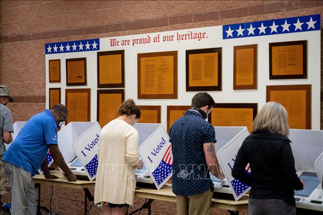 Trong ảnh: Cử tri bỏ phiếu sớm bầu Tổng thống Mỹ tại điểm bầu cử ở North Charleston, bang Nam Carolina ngày 16/10/2020. Ảnh: AFP/TTXVN
