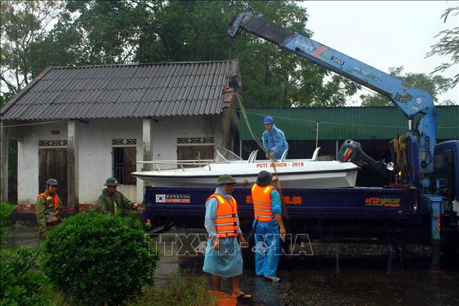Trong ảnh: Lực lượng chức năng vận chuyển cano để triển khai công tác cứu hộ cứu nạn tại xã Châu Nhân, huyện Hưng Nguyên (Nghệ An), nơi có 1.000 hộ dân đang bị ngập sâu. Ảnh: Tá Chuyên - TTXVN