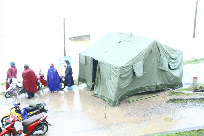 Trong ảnh: Lều tạm được chính quyền xã Xuân Lam, huyện Hưng Nguyên (Nghệ An) dựng lên để túc trực ứng phó với tình hình mưa lũ. Ảnh: Tá Chuyên - TTXVN
