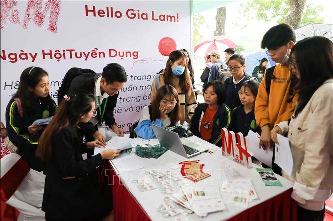 Trong ảnh: Ngày hội việc làm Học viện Nông nghiệp Việt Nam năm 2020 có sự tham gia của hơn năm mươi công ty với trên 3.600 chỉ tiêu tuyển dụng. Ảnh: Thanh Tùng - TTXVN 