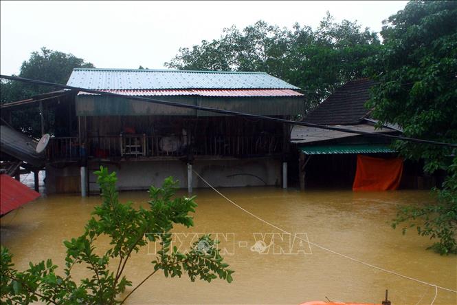 Trong ảnh: Nhà người dân huyện Hưng Nguyên (Nghệ An) bị ngập sâu. Ảnh: Tá Chuyên - TTXVN

