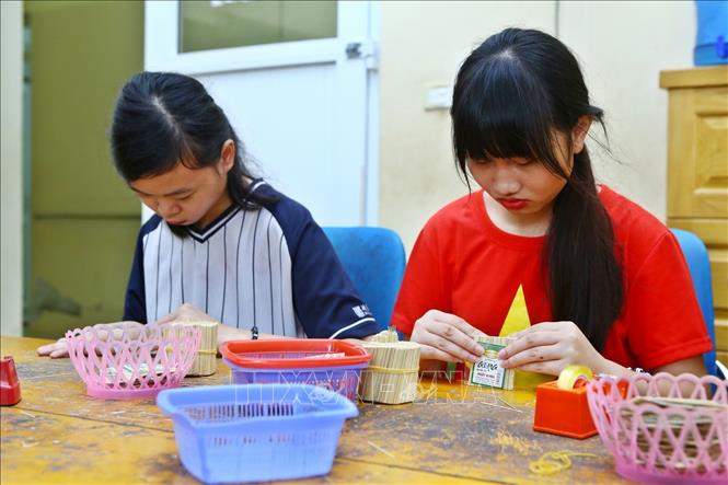 Trong ảnh: Lớp hướng nghiệp tại Trung tâm Phục hồi chức năng Việt – Hàn. Ảnh: Minh Quyết - TTXVN