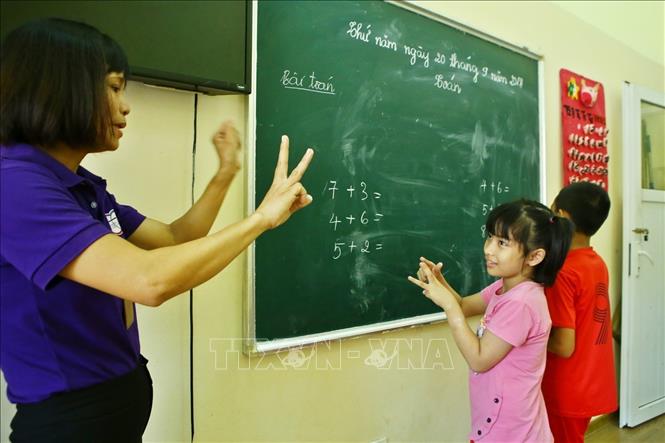 Trong ảnh: Giờ học Toán cho học sinh tại Trung tâm Phục hồi chức năng Việt – Hàn. Ảnh: Minh Quyết - TTXVN