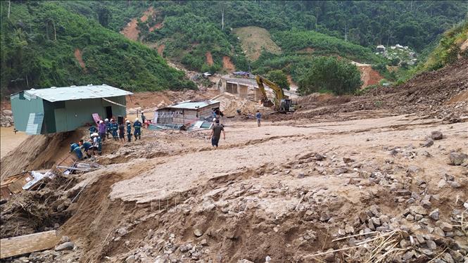 Trong ảnh: Cách khu vực các công nhân thủy điện Đắk Mi 2 bị chia cắt khoảng 1km có 40 công nhân đang khẩn trương rỡ lán trại để đi sơ tán. Ảnh: Quốc Dũng-TTXVN