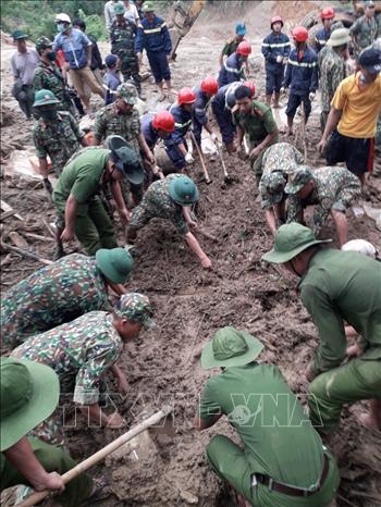 Trong ảnh: Lữ đoàn công binh 270 Quân khu 5 trực tiếp tìm kiếm người mất tích tại khu vực sạt lở Trà Leng. Ảnh: Đoàn Hữu Trung-TTXVN