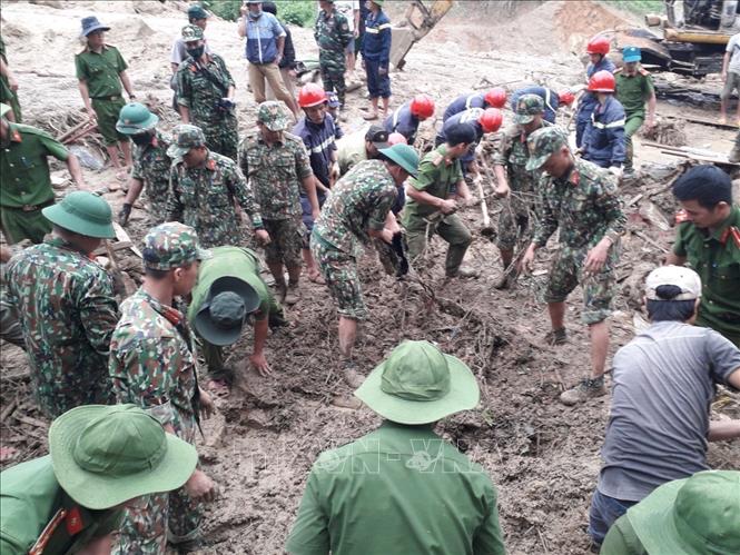 Trong ảnh: Lữ đoàn công binh 270 Quân khu 5 trực tiếp tìm kiếm người mất tích tại khu vực sạt lở Trà Leng. Ảnh: Đoàn Hữu Trung-TTXVN