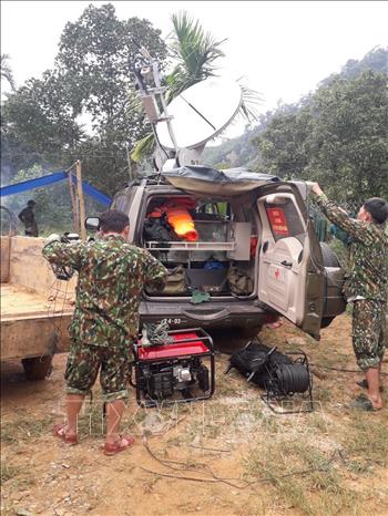Trong ảnh: Lữ đoàn công binh 270 Quân khu 5 triển khai công tác tìm kiếm người mất tích tại khu vực sạt lở Trà Leng. Ảnh: Đoàn Hữu Trung-TTXVN