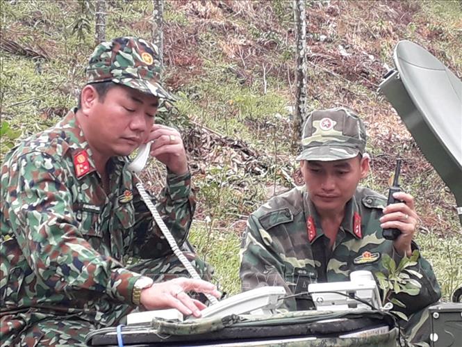 Trong ảnh: Lữ đoàn Thông tin 885 Bộ chỉ huy quân sự tỉnh Quảng Nam triển khai nghiệp vụ hỗ trợ công tác tìm kiếm. Ảnh: Đoàn Hữu Trung-TTXVn