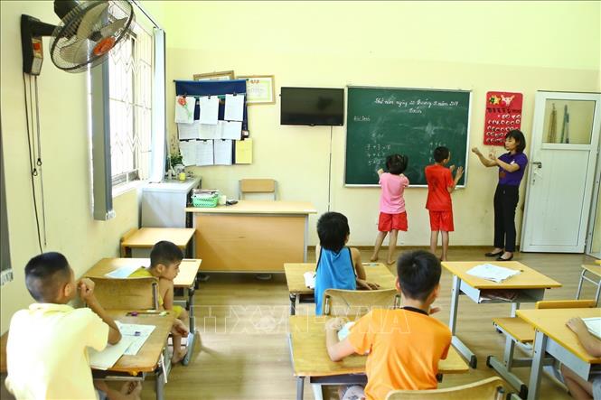 Trong ảnh: Giờ học Toán cho học sinh tại Trung tâm Phục hồi chức năng Việt – Hàn. Ảnh: Minh Quyết - TTXVN