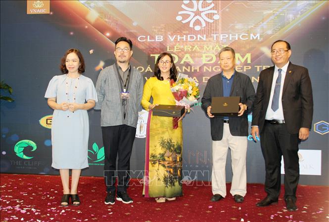 Trong ảnh: Đại diện Hiệp hội phát triển văn hóa doanh nghiệp Việt Nam trao Quyết định thành lập Câu lạc bộ Văn hóa doanh nghiệp Thành phố Hồ Chí Minh. Ảnh: Mỹ Phương - TTXVN