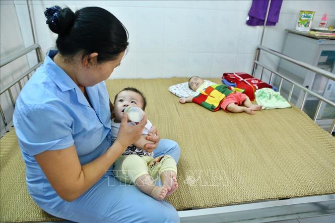 Trong ảnh: Chăm sóc trẻ sơ sinh bị bỏ rơi tại Trung tâm Công tác xã hội tỉnh Hòa Bình. Ảnh: Minh Quyết - TTXVN