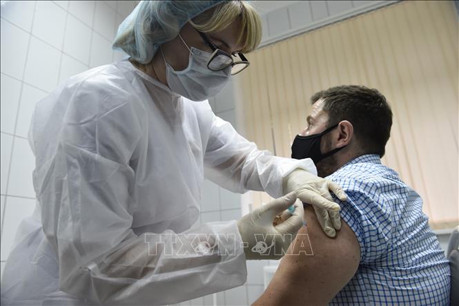 Trong ảnh: Nhân viên y tế tiêm thử nghiệm vaccine ngừa COVID-19 trên tình nguyện viên tại Moskva, Nga, ngày 10/9/2020. Ảnh: AFP/ TTXVN