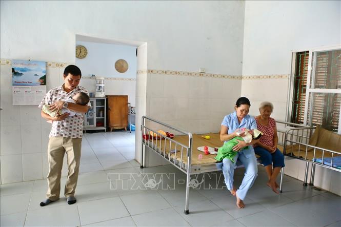 Trong ảnh: Chăm sóc trẻ sơ sinh tại trung tâm. Ảnh: Minh Quyết - TTXVN
