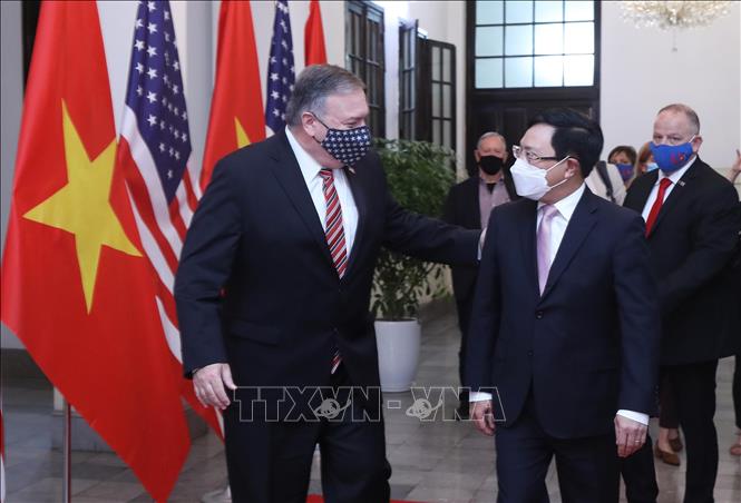 Photo: Deputy Prime Minister, Foreign Minister Pham Binh Minh talks to US Secretary of State Mike Pompeo. VNA Photo: Lâm Khánh