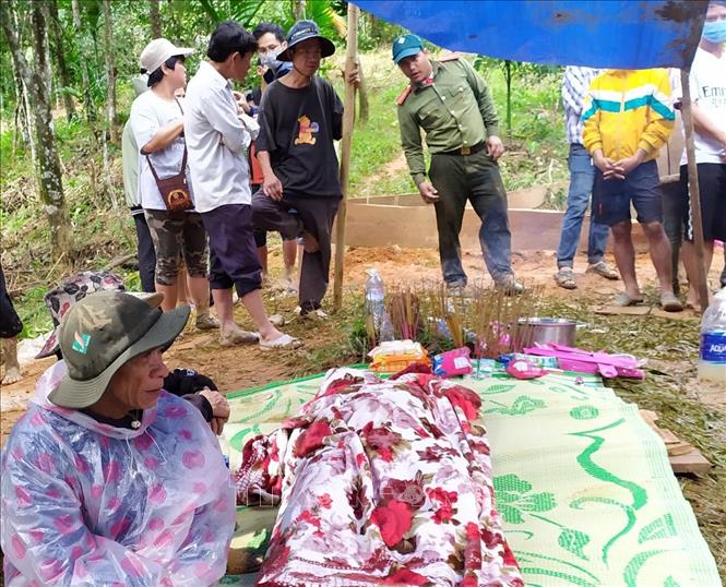 Trong ảnh: Thi thể của nạn nhân được tìm thấy tại khu vực sạt lở Trà Leng. Ảnh: Trần Lê Lâm-TTXVN