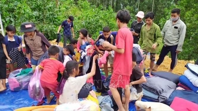 Trong ảnh: Người dân trong khu sạt lở Trà Leng nhận đồ cứu trợ. Ảnh: Trần Lê Lâm-TTXVN