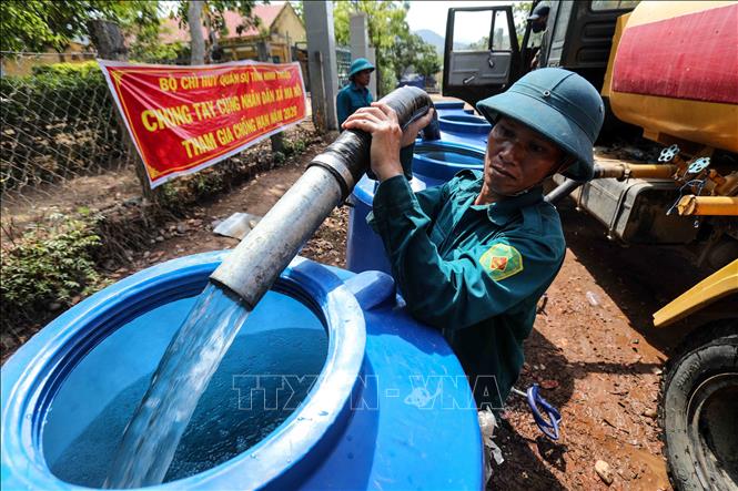 Trong ảnh: Từ đầu tháng 5/2020 đến nay, toàn thôn Tà Nôi, xã Ma Nới có 180 hộ/703 nhân khẩu phải dùng nước sinh hoạt do chính quyền địa phương và lực lượng quân đội chở đến cấp. Ảnh: Thành Đạt - TTXVN

