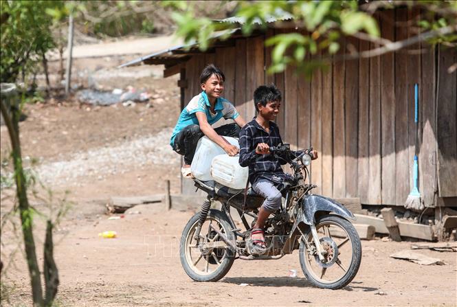 Trong ảnh: Niềm vui của các em nhỏ dân tộc Raglai thôn Tà Nôi, xã Ma Nới khi nước sạch đã về làng trong đợt hạn hán kéo dài. Ảnh: Thành Đạt - TTXVN

