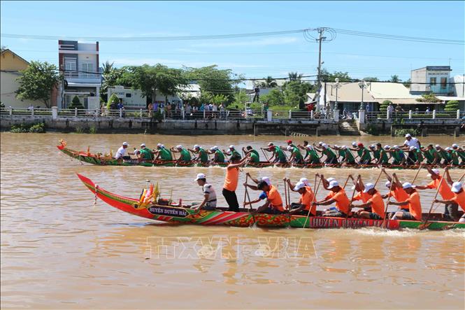 Trong ảnh: Cuộc đua giữa đội ghe Ngo huyện Duyên Hải và huyện Châu Thành. Ảnh: Phúc Sơn - TTXVN