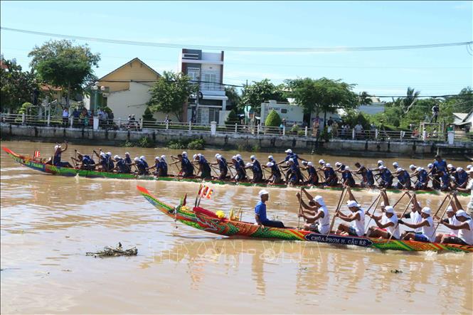 Trong ảnh: Cuộc bức phá của đội ghe Ngo Châu Thành. Ảnh: Phúc Sơn - TTXVN