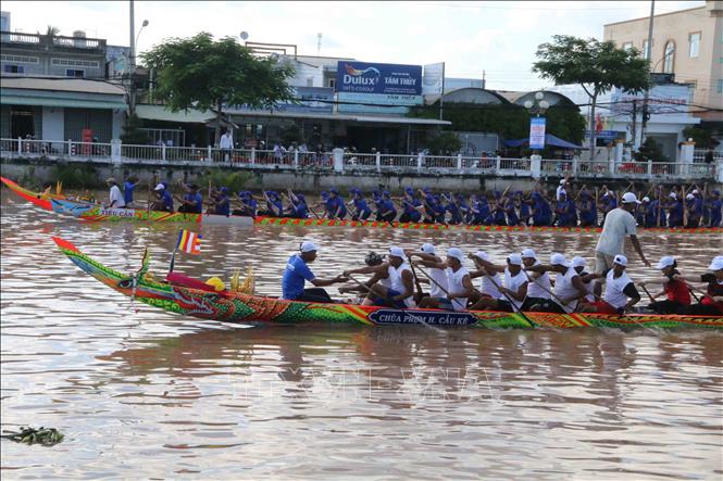 Trong ảnh: Cuộc đua giữa 2 đội nam - nữ phối hợp của huyện Tiểu Cần và Cầu Kè. Ảnh: Phúc Sơn - TTXVN