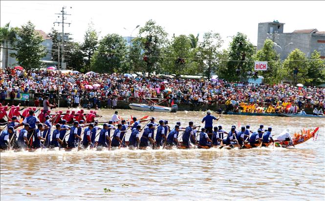 Trong ảnh: Các trận đua tài quyết liệt trong ngày đầu thi đấu giải đua ghe Ngo Sóc Trăng 2020. Ảnh: Trung Hiếu - TTXVN