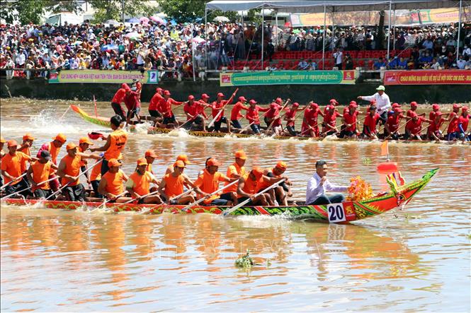 Trong ảnh: Các trận đua tài quyết liệt trong ngày đầu thi đấu giải đua ghe Ngo Sóc Trăng 2020.  Ảnh: Trung Hiếu - TTXVN