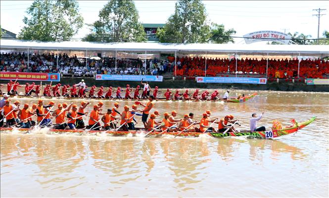 Trong ảnh: Các trận đua tài quyết liệt trong ngày đầu thi đấu giải đua ghe Ngo Sóc Trăng 2020.  Ảnh: Trung Hiếu - TTXVN