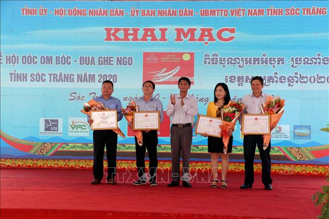 Trong ảnh: Bí thư Tỉnh ủy Sóc Trăng, ông Lâm Văn Mẫn (giữa) tặng Bằng khen cho các nhà tài trợ giải đua
