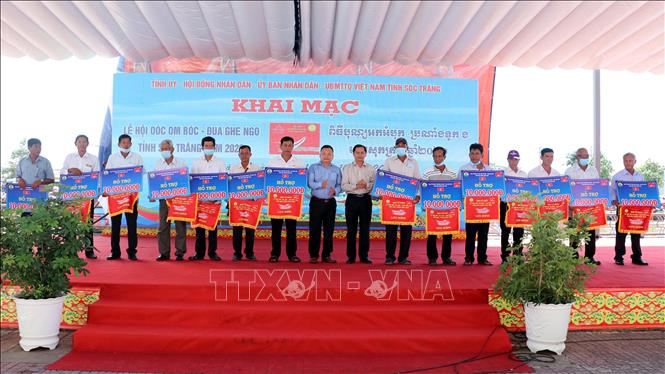 Trong ảnh: Lãnh đạo tỉnh ủy, UBND tỉnh Sóc Trăng trao cờ lưu niệm và hỗ trợ cho các đội ghe Ngo tham dự.  Ảnh: Trung Hiếu - TTXVN