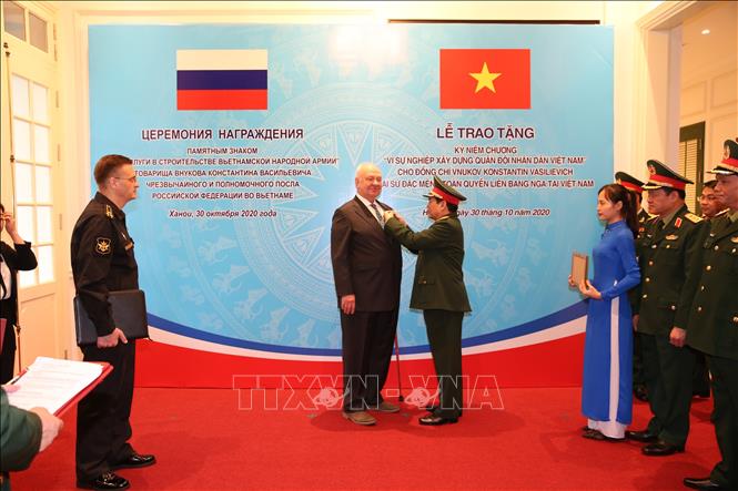 Photo: General Ngo Xuan Lich presents the Vietnamese Defence Ministry’s “For the cause of building Vietnam People’s Army” insignia to Russian Ambassador Konstantin Vnukov. VNA Photo
